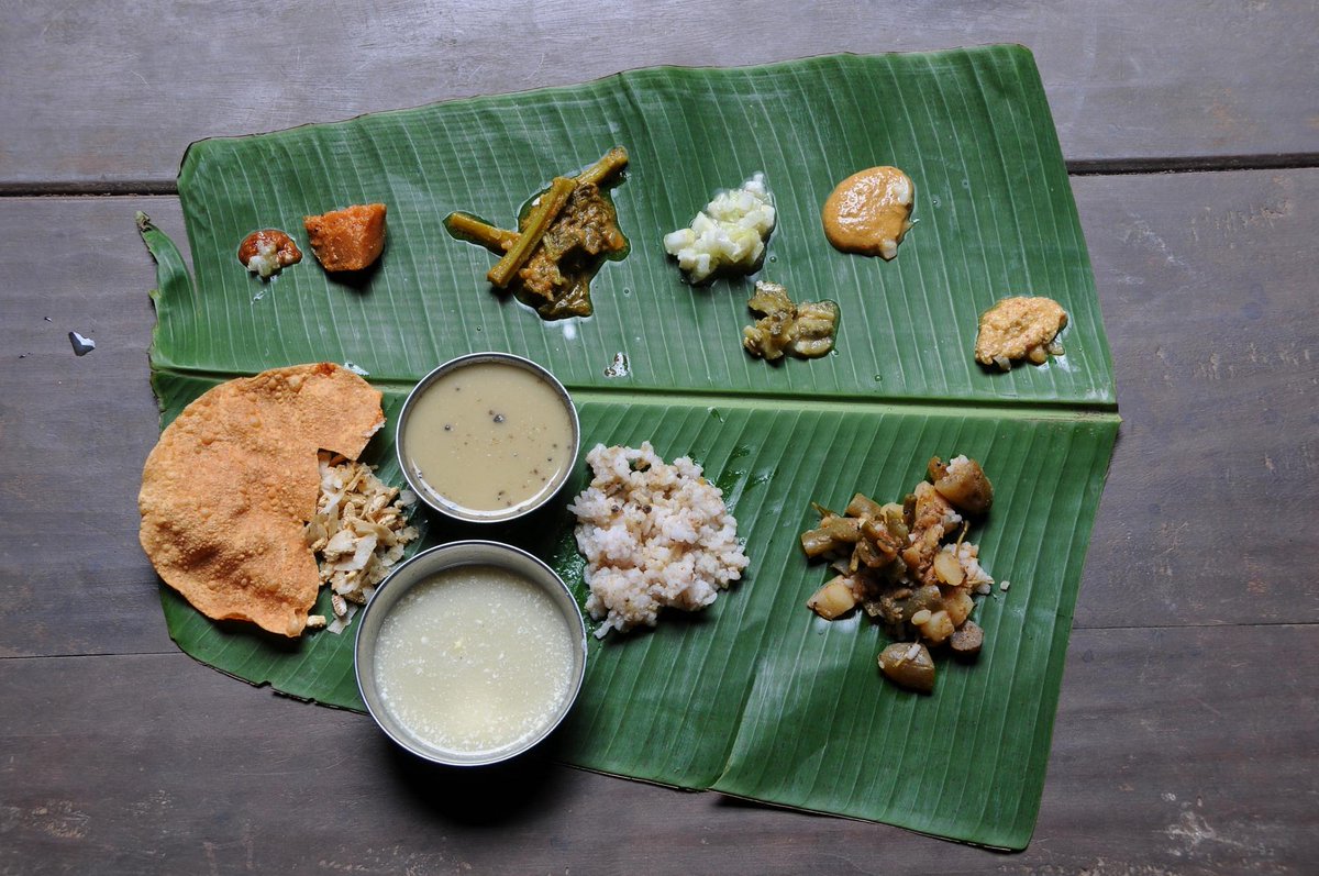 Fintech03's tweet photo. What makes Malgudi Days so timeless is that Shankar Nag brought R.K. Narayan's fictional town to life right in Agumbe, a quiet, rain-soaked village in the Western Ghats of Karnataka. it receives the highest rainfall in South India & the 2nd highest in the entire country after Meghalaya, earning it the moniker "Cherrapunji of the South."

Swami’s house in the TV show is a 150+ yr old heritage mansion named Dodda Mane ("Big House" in Kannada), situated right on Agumbe’s main street.

It is built in the traditional Malnad Thotti Mane style, featuring massive teakwood pillars, long outer verandahs (where Swami's father sat reading newspapers) & a large open central courtyard (thotti) designed to catch rainwater.

The house belonged to the late Kasturi Baile (fondly known to 1000s of travelers as Kasturi Akka/Amma). Shankar Nag fell in love with the vintage authenticity of the home in the mid 1980s. Kasturi Akka opened her doors to the entire cast & crew, including Master Manjunath (Swami) & Girish Karnad, making it the central heart of the show.

Kasturi Akka firmly refused to turn Dodda Mane into a commercial hotel/corporate resort & operated it like heritage homestay. She never took advance room bookings, never handed out a price list & never asked for money when guests left.

Visitors were given basic room/dormitory sleeping mats & served endless, heartwarming, traditional Malnad vegetarian meals served on banana leaves along with her famous herbal Kashaya tea.

Upon leaving, guests were simply pointed to a contribution box/allowed to hand over whatever amount they felt comfortable with, whether it was ₹100/1000/nothing at all.

Though Kasturi Akka passed away a few yrs ago, her family, specifically her daughter Sujaya & her extended family continues to live in Dodda Mane & hosts travelers who visit Agumbe to relive those childhood Doordarshan memories, keeping her exact legacy & open-door tradition alive.

Stepping into that courtyard still feels like Swami might come running down the wooden stairs any second! 🙏🙏