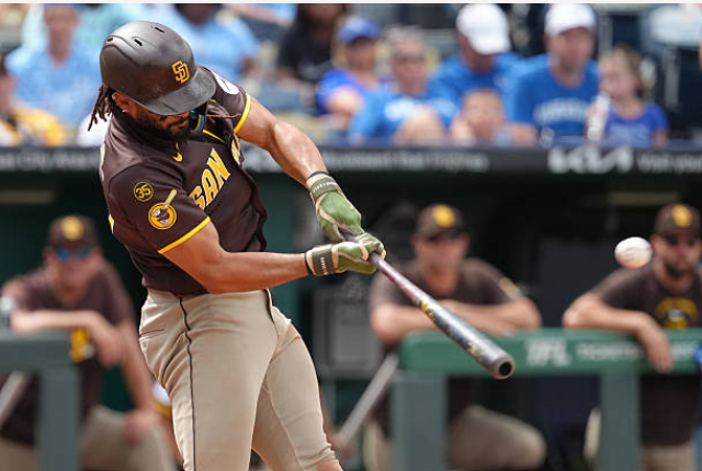 AnalyticsbyBM's tweet photo. Fernando Tatis Jr. has been raking his last 48 games:

.327-BA/21-XBH/13-SB/145-wRC+ 🔥 https://t.co/zUApUXVSjc