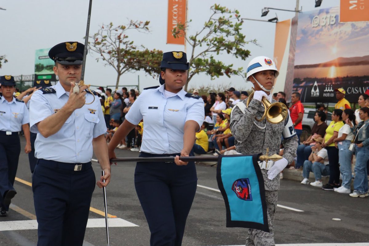 FuerzaAereaCol's tweet photo. El orgullo de ser colombianos se vivió en cada paso, gracias por acompañarnos en el @Granmalecon_baq y hacer parte de esta gran celebración de la Independencia.
#CACOM3
#AdAstra🚀
#EnModoPatrio https://t.co/eAZyYG3Vv6