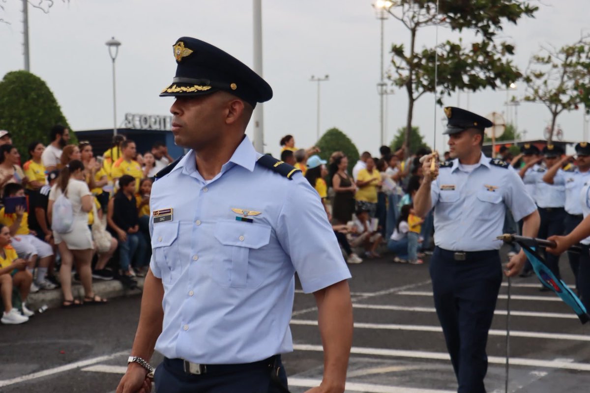FuerzaAereaCol's tweet photo. El orgullo de ser colombianos se vivió en cada paso, gracias por acompañarnos en el @Granmalecon_baq y hacer parte de esta gran celebración de la Independencia.
#CACOM3
#AdAstra🚀
#EnModoPatrio https://t.co/eAZyYG3Vv6