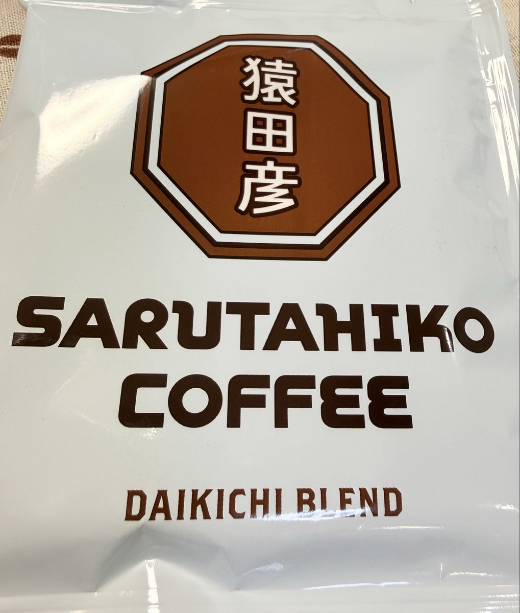 roastedcoffee17's tweet photo. 本日のコーヒー☕

・ドリップポッド マンデリン
・猿田彦珈琲 DAIKICHI BLEND（ドリップバッグ）

DAIKICHI BLENDは雑味が少なく、スッと入ってくる飲み心地。苦味と酸味のバランスが良く、後味もすっきり。派手さはないけれど、毎日飲んでも飽きのこない、ホッとする一杯でした☕ https://t.co/hjIvO56qnp