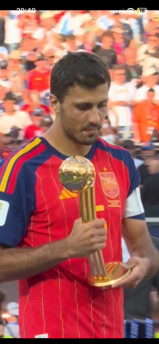 SantoChecho's tweet photo. Messi no miró a INFANTINO.
Le dio la espalda a la coronación de España.
Hablaba de olvidar lo que pasó.
Enzo lloraba antes de entrar.
El dibu pedía ir para adelante, cuando en todos los partidos se fue para adelante.
Los españoles estaban tristes.
Todo muy raro.
Así recibís el premio al mejor jugador?👇