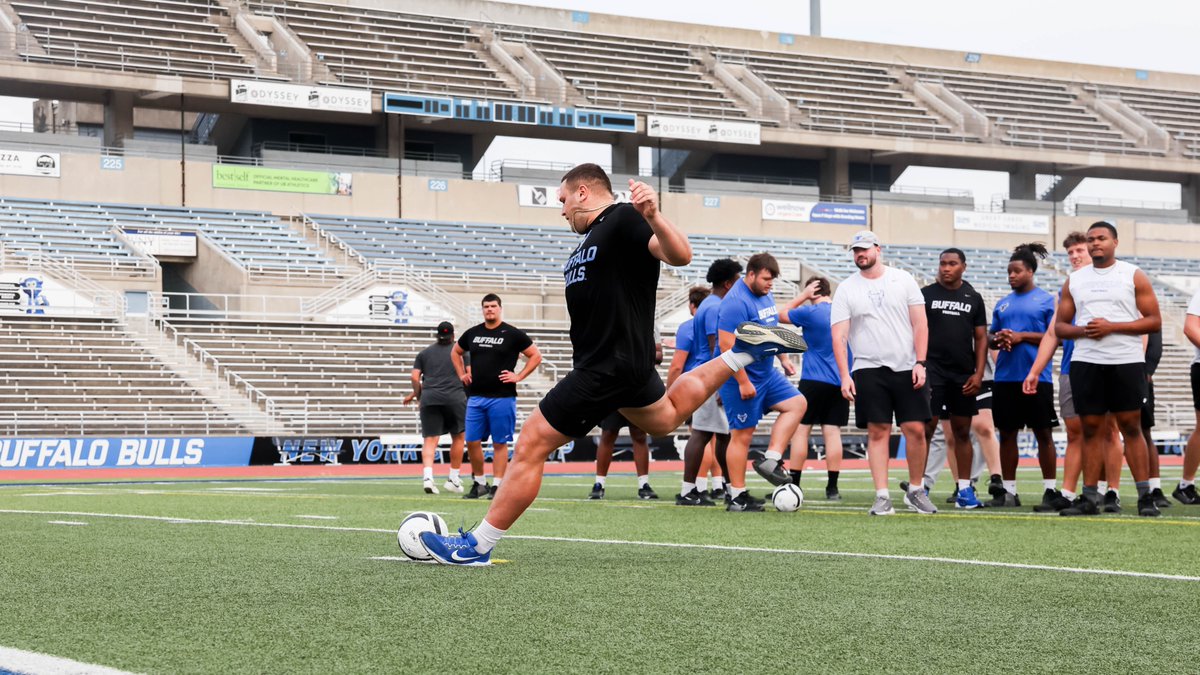 UBuffaloFB's tweet photo. Football🤝fútbol 

Appreciate @UBWomensSoccer for showing us how it’s done!

#UBhornsUP🤘l #BullMarket📈 https://t.co/TviT5z6jDQ