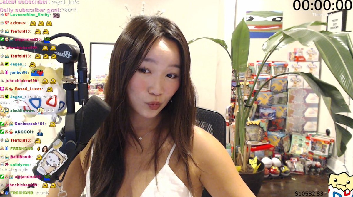 lisabby's tweet photo. 10 day sleepover with chat is over 😭😭😭 thank u to my sweet community for all the support thank u thank u thank youu uuuu uuu uuuuu u  💞💞💞💞💞💞 https://t.co/fjZml5rjD0