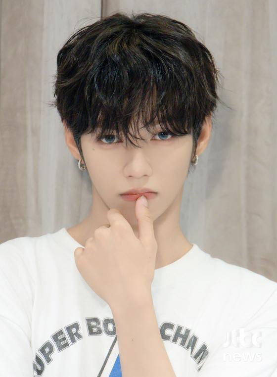 JLGlobalFanbase's tweet photo. Another breathtaking shot of JL! Visual overload in the best way possible. This is pure gold. ✨

🔗 https://t.co/T9hIwJmvOK

#AHOF #아홉
#AHOF_JL #제이엘
@AHOF_official https://t.co/ZBVmn1KvNn