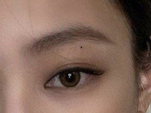 Manduaddictxy's tweet photo. Lucunya Jennie milih model mv yang punya tahi lalat dibawah alis sama kaya dia https://t.co/wKb3jphbXD