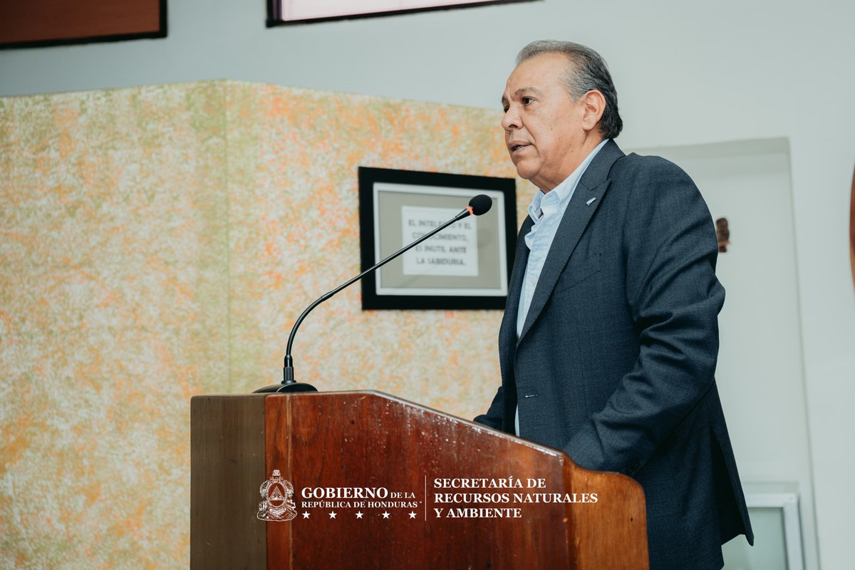 sernaHN's tweet photo. Fortaleciendo la coordinación para proteger el patrimonio natural de Honduras 🌱🤝

SERNA y la Secretaría de Defensa Nacional @Sedenahn sostuvieron una reunión de trabajo para avanzar en una agenda conjunta que fortalezca la coordinación interinstitucional en la protección de los recursos naturales del país.

Durante el encuentro, encabezado por el ministro Juan Carlos Ramos y con la participación del coronel de Artillería Gustavo Armando Campbell, comandante del Comando de Apoyo al Manejo de Ecosistemas y Ambiente (C-9), se definieron líneas de trabajo para identificar áreas prioritarias de colaboración y consolidar mecanismos de coordinación en materia ambiental.

Con este esfuerzo conjunto, ambas instituciones avanzan en una alianza orientada a fortalecer la gestión ambiental y la conservación del patrimonio natural de Honduras.