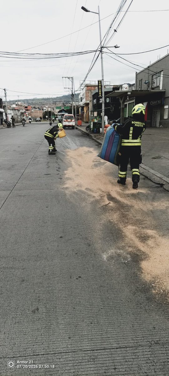 bomberospasto's tweet photo. 👨🏼‍🚒🛢️ #MatPel | Los sectores del barrio Centenario, a la altura de la EDS La Corporación, y Briceño se vieron afectados por la presencia de aceite sobre la vía pública, situación que representaba un riesgo para conductores y peatones.

@bomberospasto atendió las emergencias. https://t.co/05dPRECL87