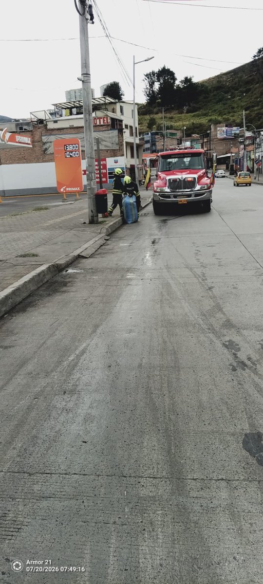 bomberospasto's tweet photo. 👨🏼‍🚒🛢️ #MatPel | Los sectores del barrio Centenario, a la altura de la EDS La Corporación, y Briceño se vieron afectados por la presencia de aceite sobre la vía pública, situación que representaba un riesgo para conductores y peatones.

@bomberospasto atendió las emergencias. https://t.co/05dPRECL87
