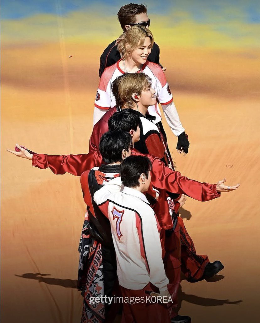 VonTidal's tweet photo. Taehyung ♥️🖤🤍 https://t.co/2JoJjuK4FB