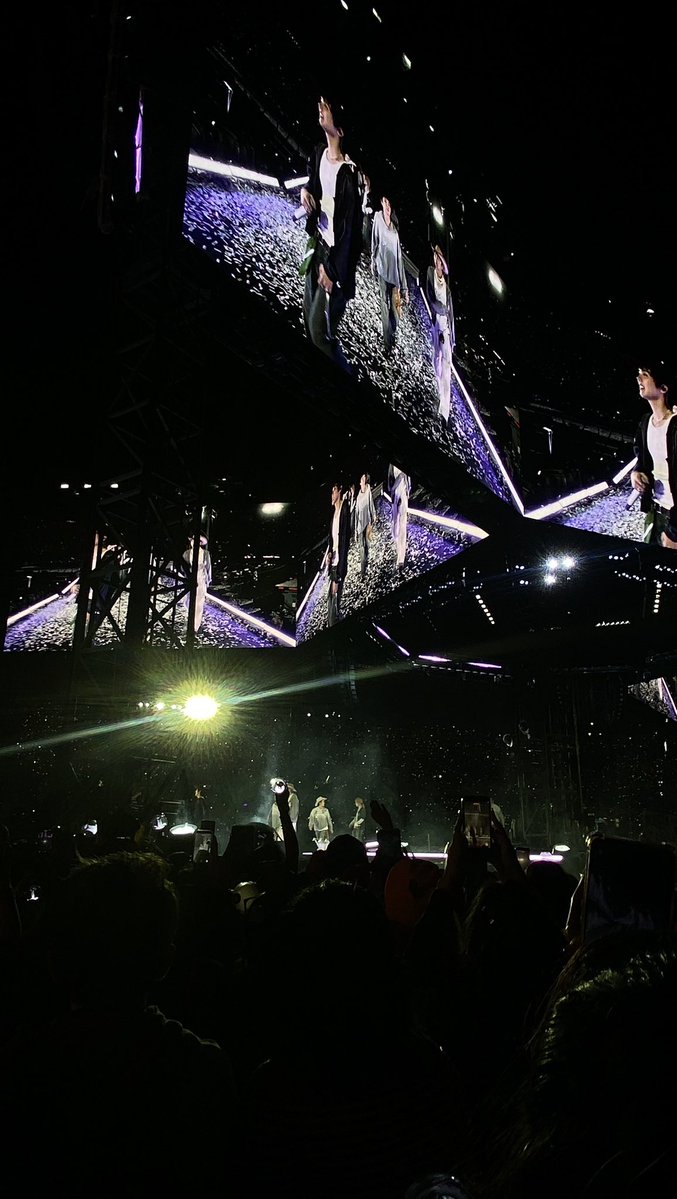 wooiluv's tweet photo. hace dos meses asistí al concierto que cambio mi vida, el sueño de años se hizo realidad y no pude haberme sentido tan feliz, tuve la fortuna de escuchar airplane pt2 y spring day en vivo y fue una locura. gracias por tanto bts, los llevo en lo más profundo de mi corazón 🤍 https://t.co/DvuxGA28F7