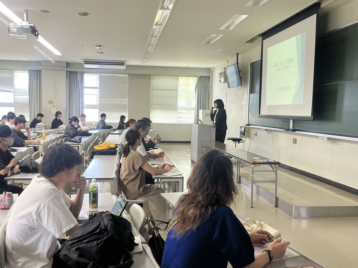 kumaroui's tweet photo. 熊本学園大学で「就職する上での注意点」について、商学部、���済学部、外国学部、社会福祉学部の３、４年生を対象に出前講座を開催しました！
会場には、１００人を超える学生が参加し、講師となった３人の労働委員会委員の、公労使それぞれの立場からの講義を熱心に聴講していました^^ https://t.co/RipSzJ1MCn