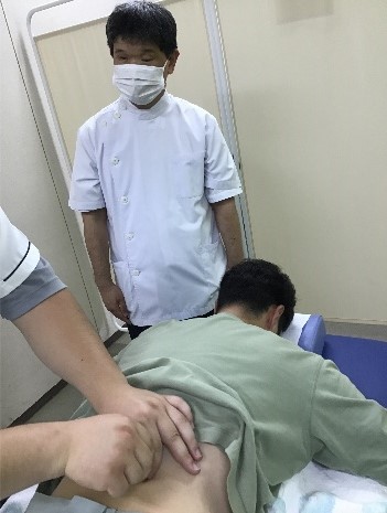 Koushitoku's tweet photo. 実践教育だからこそ得られる学びがあります！今年度第１回目の ＃大宰府市役所 での実習の様子です。３年生は外来臨床実習で培った経験を生かし、より良い施術を目���して実施しました。２年生は初めて施術を担当し、緊張しながらも多くの学びを得ることができました。知識を技術へ、技術を自信へ。 https://t.co/qkEsXyLr1k