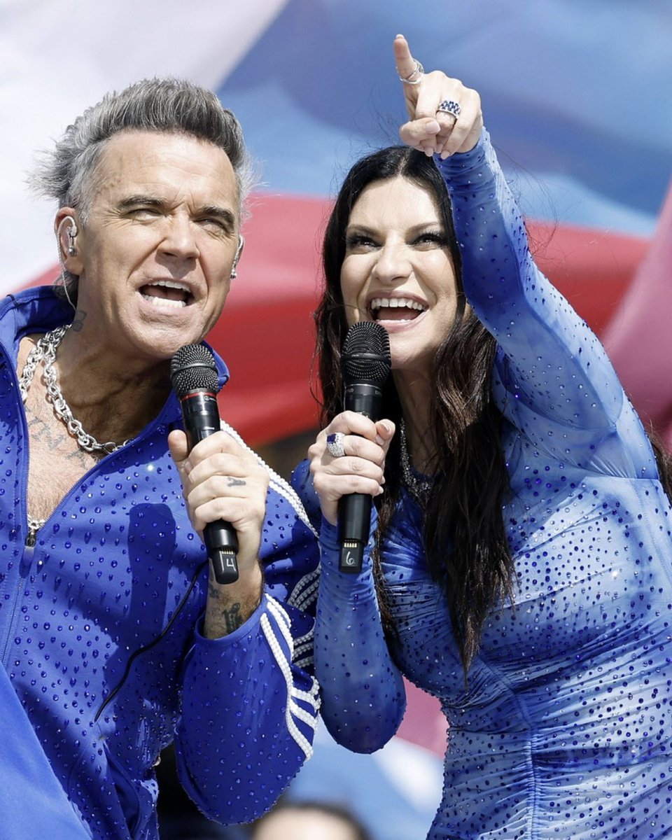 nikita82roma's tweet photo. C’è una cosa che i detrattori di @LauraPausini si chiedono ossessivamente e non arrivano a capire: perché lei?
Ora trovare una risposta da fan sarebbe facile, però poi questa notte ci ho pensato, perché Laura?
Perché Laura è un ponte.
Laura, fuori dall’Italia, non è divisiva.
È un collante.
E sì, c’erano sicuramente cantanti madrelingua spagnole che potevano cantare l’inno della Fifa, anche più popolari di Laura, ma quante potevano far sentire tutti rappresentati a prescindere dalla nazionalità e non essere identificate come solo di una nazione?
E la cosa più bella in questi giorni, è stata proprio questa, leggere qualsiasi tifoso di qualsiasi nazionale Latam, sentire Laura “sua”. Laura ieri era argentina e spagnola, era brasiliana, era venezuelana quando ha dedicato l’esibizione alla popolazione afflitta dal terremoto, così come era messicana, uruguaiana, colombiana e anche di tutte quelle nazionali che non si sono qualificate.
“L’aerolineas Pausini” è più di un gioco nato durante il tour Yo Canto, è qualcosa di reale, quell’aereo che viaggia da uno stato all’altro, coinvolgendo, emozionando, raggiungendo persone diverse e uguali tra loro. Simili, una parola tanto cara a Laura.
Laura riesce ad empatizzare con persone di varie nazionalità, Laura è di tutti, perché fa sentire tutti degni, tutti importanti, non fa distinzioni.
Ecco perché Laura.
Guardate oltre il vostro piccolo giardino e scoprirete un mondo diverso dalla vostra piccola bolla.
Un mondo dove Laura è amata e rispettata, perché Laura ama e rispetta, purtroppo anche chi non se lo merita.
Merce rara di questi tempi.

“Soy tuya y del viento”