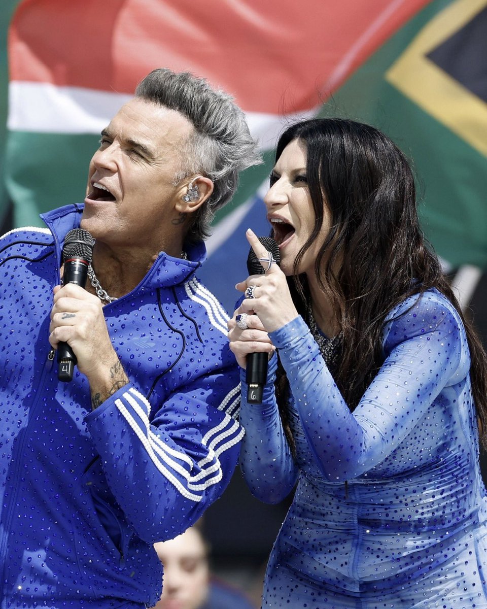 nikita82roma's tweet photo. C’è una cosa che i detrattori di @LauraPausini si chiedono ossessivamente e non arrivano a capire: perché lei?
Ora trovare una risposta da fan sarebbe facile, però poi questa notte ci ho pensato, perché Laura?
Perché Laura è un ponte.
Laura, fuori dall’Italia, non è divisiva.
È un collante.
E sì, c’erano sicuramente cantanti madrelingua spagnole che potevano cantare l’inno della Fifa, anche più popolari di Laura, ma quante potevano far sentire tutti rappresentati a prescindere dalla nazionalità e non essere identificate come solo di una nazione?
E la cosa più bella in questi giorni, è stata proprio questa, leggere qualsiasi tifoso di qualsiasi nazionale Latam, sentire Laura “sua”. Laura ieri era argentina e spagnola, era brasiliana, era venezuelana quando ha dedicato l’esibizione alla popolazione afflitta dal terremoto, così come era messicana, uruguaiana, colombiana e anche di tutte quelle nazionali che non si sono qualificate.
“L’aerolineas Pausini” è più di un gioco nato durante il tour Yo Canto, è qualcosa di reale, quell’aereo che viaggia da uno stato all’altro, coinvolgendo, emozionando, raggiungendo persone diverse e uguali tra loro. Simili, una parola tanto cara a Laura.
Laura riesce ad empatizzare con persone di varie nazionalità, Laura è di tutti, perché fa sentire tutti degni, tutti importanti, non fa distinzioni.
Ecco perché Laura.
Guardate oltre il vostro piccolo giardino e scoprirete un mondo diverso dalla vostra piccola bolla.
Un mondo dove Laura è amata e rispettata, perché Laura ama e rispetta, purtroppo anche chi non se lo merita.
Merce rara di questi tempi.

“Soy tuya y del viento”