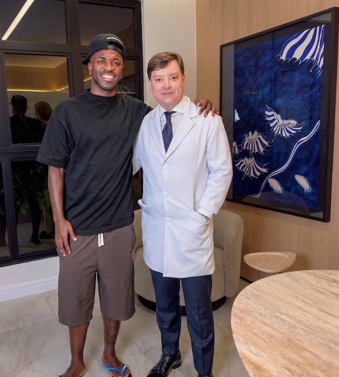 Victorgmqx's tweet photo. 🚨 Vini Jr at the clinic after his chin harmonization surgery. https://t.co/qxTE3sY1hr