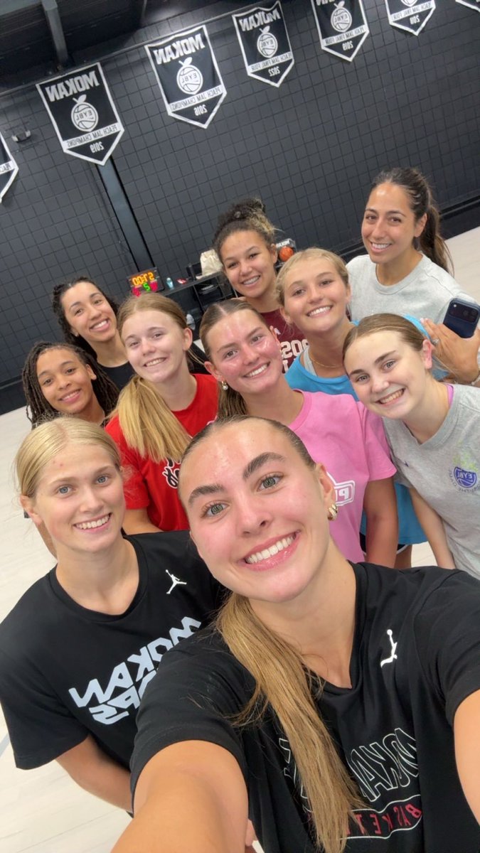 banks_evie's tweet photo. Last practice with the gang! Chicago here we come! https://t.co/eDmyhWE14h