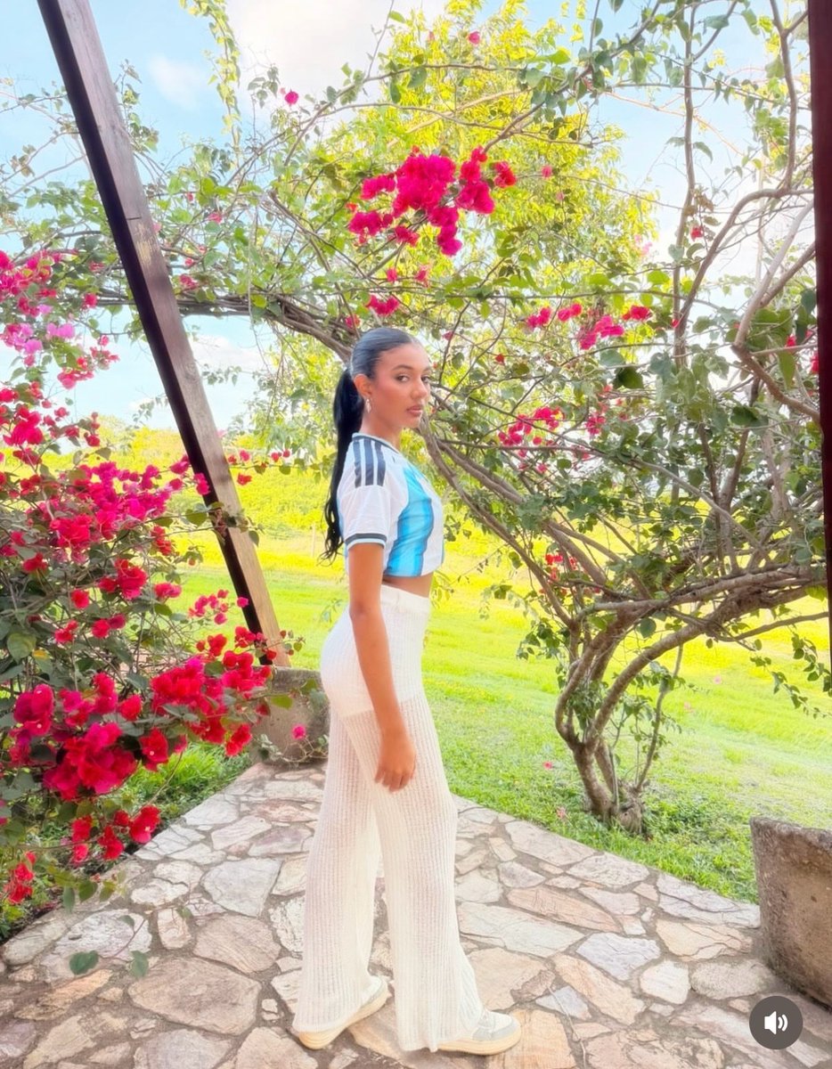 CesiaMejiaHN's tweet photo. ➪Hallan sin vida dentro de un apartamento a Wualys Fuentes Aquino en la colonia Altos de El Trapiche en la capital, ella era la actual virreina del Miss Universo Tegucigalpa. Se informa preliminarmente que, desde hace varios días sus familiares no conocían nada de Wualys Aquino, por lo que se trasladaron hasta la capital, ingresaron a la vivienda y la encontraron muerta. Agentes de Medicina Forense se trasladan hasta la zona para realizar el levantamiento cadavérico. 

 #lifestyle #cmnews #noticias #honduras