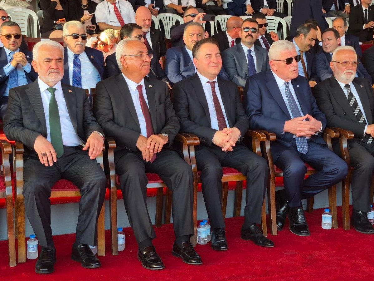 HurDavaPartisi's tweet photo. Genel Başkanımız Sayın Zekeriya Yapıcıoğlu, Kıbrıs Barış Harekâtı'nın 52. yıl dönümü dolayısıyla Lefkoşa’da düzenlenen ‘Resmi Geçit Töreni’ne katıldı. https://t.co/9K3iOF692u
