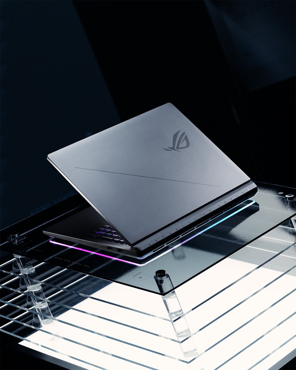 ASUS_KOREA_'s tweet photo. 강력한 퍼포먼스는 디자인에서도 드러납니다.

세련된 메탈 바디와
공간을 채우는 RGB 라이팅.

2026 ROG Strix G16은
모든 디테일이 게이머를 위해 설계되었습니다. https://t.co/sPnEDz0H4C