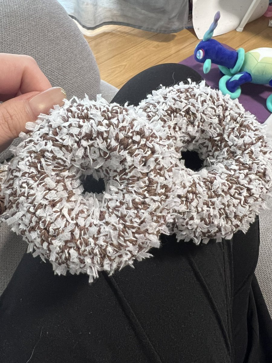mirin_0x0's tweet photo. 一回りちっちゃいのも編んだ🧶🍩🫶
ちっちゃい方は娘ちゃんの絵画教室の鞄につけてあげた✌️ https://t.co/v925GxCNC7