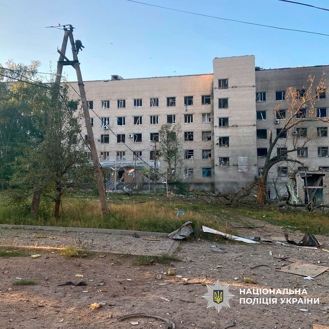 eastern_variant's tweet photo. ‼️ Через масовані обстріли Донеччини загинули четверо людей, ще 13 зазнали поранень
 
За  20 липня поліція зафіксувала 1 378 ворожих ударів по лінії фронту та житловому сектору області. Руйнувань зазнали 46 цивільних об’єктів, з них 29 житлових будинків.
 
🔺 На Краматорськ росіяни скинули 10 «КАБ-250», також били по місту безпілотниками. Двоє людей загинули, 10 — поранені. Пошкоджено 12 багатоквартирних будинків, 4 приміщення медзакладів, котельню, 2 авто.
 
🔺 Дружківку ворог атакував КАБом і FPV-дронами — вбили двох цивільних осіб, пошкодили 2 багатоквартирних будинки.
 
🔺 По Біленькому війська рф вдарили двома «КАБ-250» і дроном — є поранений, пошкоджено 10 приватних будинків.
 
🔺 У Новоселівці внаслідок влучання по автодорозі поранено двох мешканців, пошкоджено авто.
 
🔺 У Миколаївці пошкоджено об’єкт інфраструктури, в Олександрівці — багатоквартирний будинок, у Райгородку — 4 приватних оселі, у Малотаранівці — рейсовий автобус, у Ясногірці — цивільне авто, в Запаро-Мар’ївці — церкву й авто.
 
🔺 Крім того, сьогодні під ранок у Краматорську внаслідок обстрілу пошкоджено магазин, у Слов’янську — приватний будинок.
 
Джерело: Поліція Донеччини