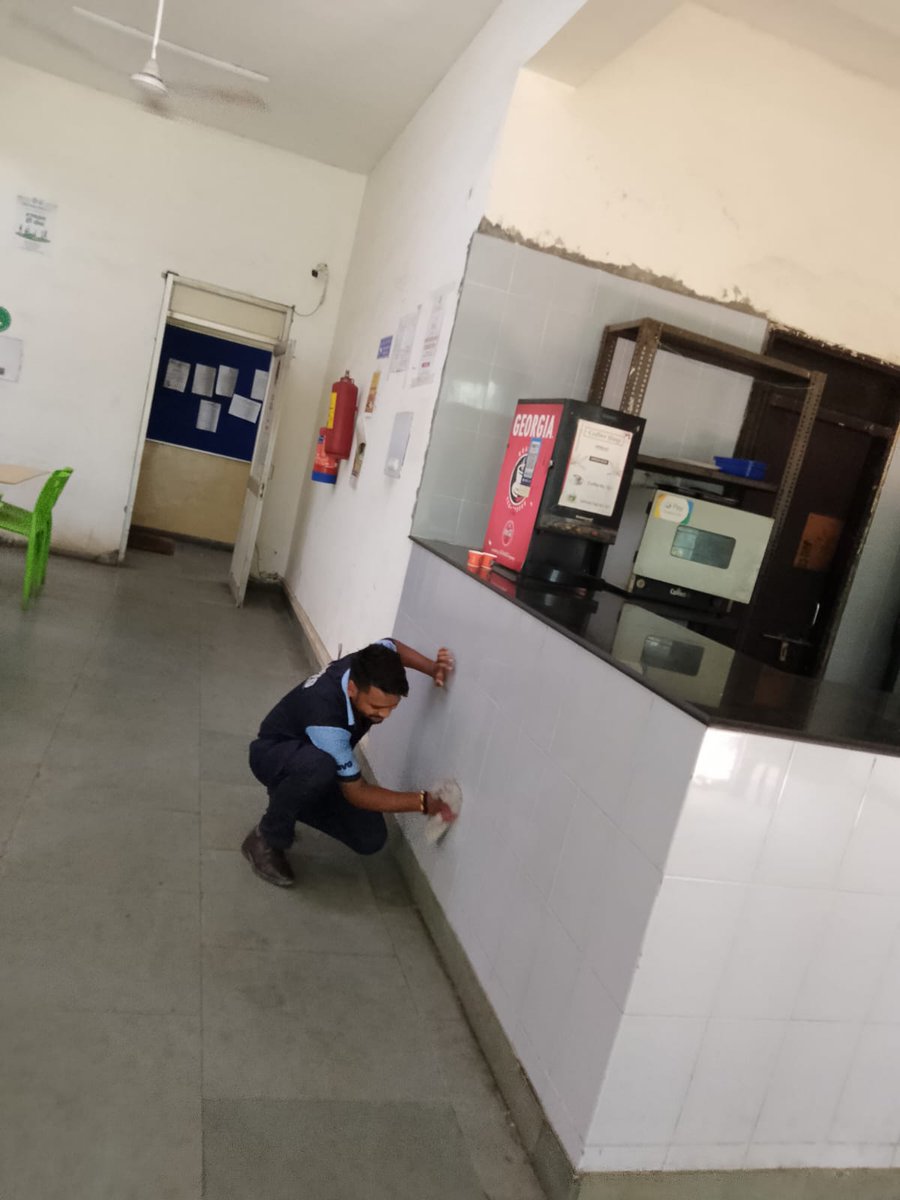 IIMC_India's tweet photo. From top to bottom, every corner counts!🧹
A comprehensive cleaning drive at IIMC New Delhi under the #SpecialCampaign5.0 initiative, promoting cleanliness and collective responsibility.
@MIB_India @SwachhBharatGov @swachhbharat @SwachSurvekshan @PMOIndia @pragyapgaur https://t.co/7RBgO86mci