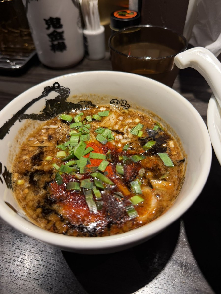 syu10517's tweet photo. カラシビつけ麺🍜
うーん🧐　やっぱり温麺かな？

この角煮は絶品😋

#鬼金棒
#神田
#休日 https://t.co/IqxvtPQ9HF
