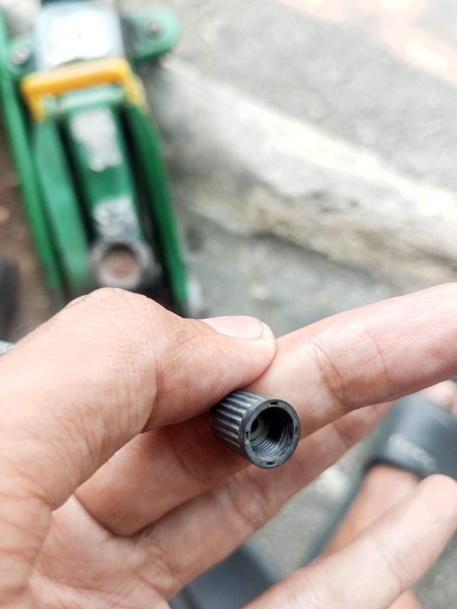 ranjaupakuu's tweet photo. Kalau tutup pentil ban kalian seperti ini, jangan pernah mau dituker ijo atau minta ganti ijo sama kang nitrogen.
Karena  justru ini tutup pentil yg bagus karena di dalamnya ada seal karetnya yg kalau spuyer pada pentil bermasalah seal karetnya menghambat kebocoran angin https://t.co/t3pC7ab9XW