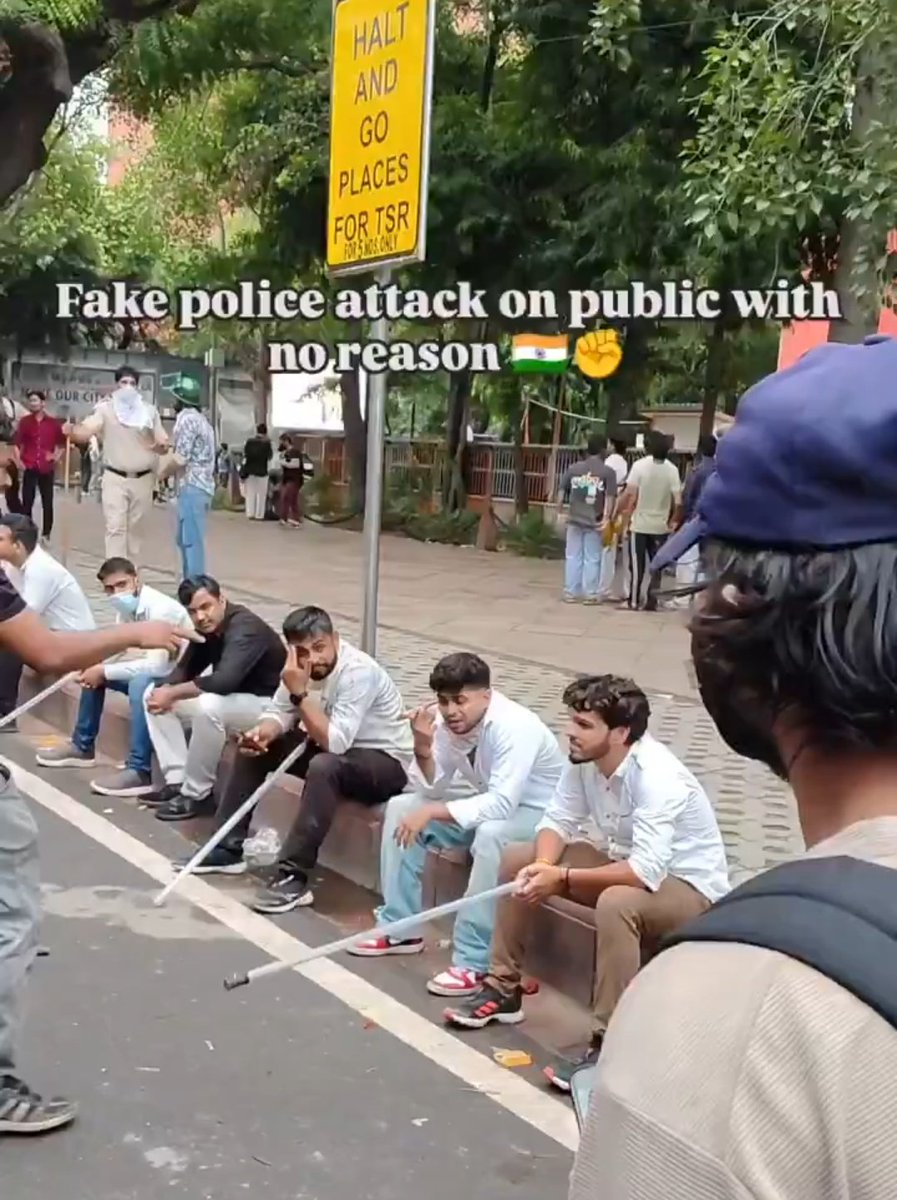 im_deep4u's tweet photo. @erbmjha फ़र्ज़ी पुलिस' ज़िम्मेदारी का डंडा उठाए खड़ी है,

और असली पुलिस 'तिरंगे' का अपमान कर रही है!

​फिर भी अंधभक्त अपने 'फ़र्ज़ी चौकीदार' आका को सही साबित करने में अंधे हुए बैठे हैं। 

शर्मनाक! 🚨
​#StudentsProtest #JusticeForStudents #YouthPower #IndiaWithStudents https://t.co/2PCmdhYK2S