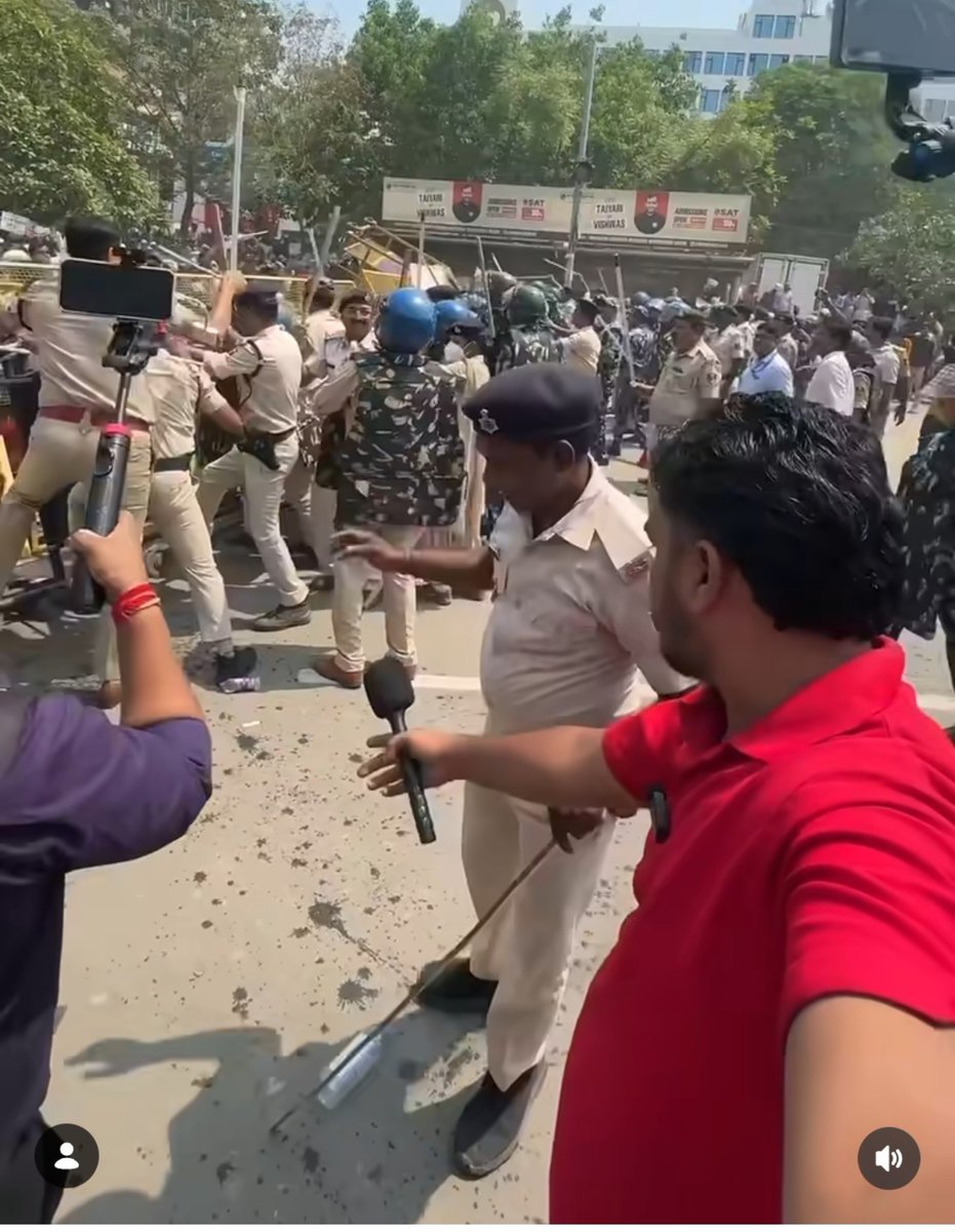 im_deep4u's tweet photo. @erbmjha फ़र्ज़ी पुलिस' ज़िम्मेदारी का डंडा उठाए खड़ी है,

और असली पुलिस 'तिरंगे' का अपमान कर रही है!

​फिर भी अंधभक्त अपने 'फ़र्ज़ी चौकीदार' आका को सही साबित करने में अंधे हुए बैठे हैं। 

शर्मनाक! 🚨
​#StudentsProtest #JusticeForStudents #YouthPower #IndiaWithStudents https://t.co/2PCmdhYK2S