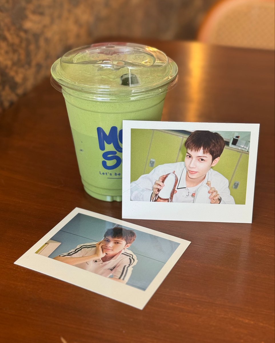 Charlili070529's tweet photo. ชีวิตจริงนางจะกินชาเขียวมั้ยนะ🤨🤨
หรืออา���จะเลิฟชาไทยมากกว่า555

#CHARLIEMULLIS #CHARLIE #SMTR25 https://t.co/hchBFu6Pp1