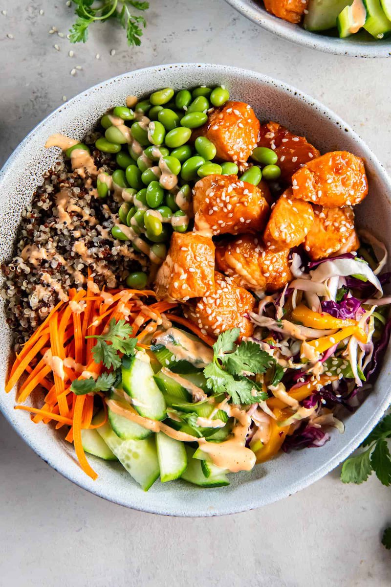 3afraaa_'s tweet photo. @FlowingWee Fage yogurt - high protein, lowfat, but creamyyyyy

Tunisian eggs 🍳 with chickpeas 

Salmon, edamame, quinoa bowl 🥣

Soup made with bone broth (including ramen) 🍜 https://t.co/XfjIvkJKhA