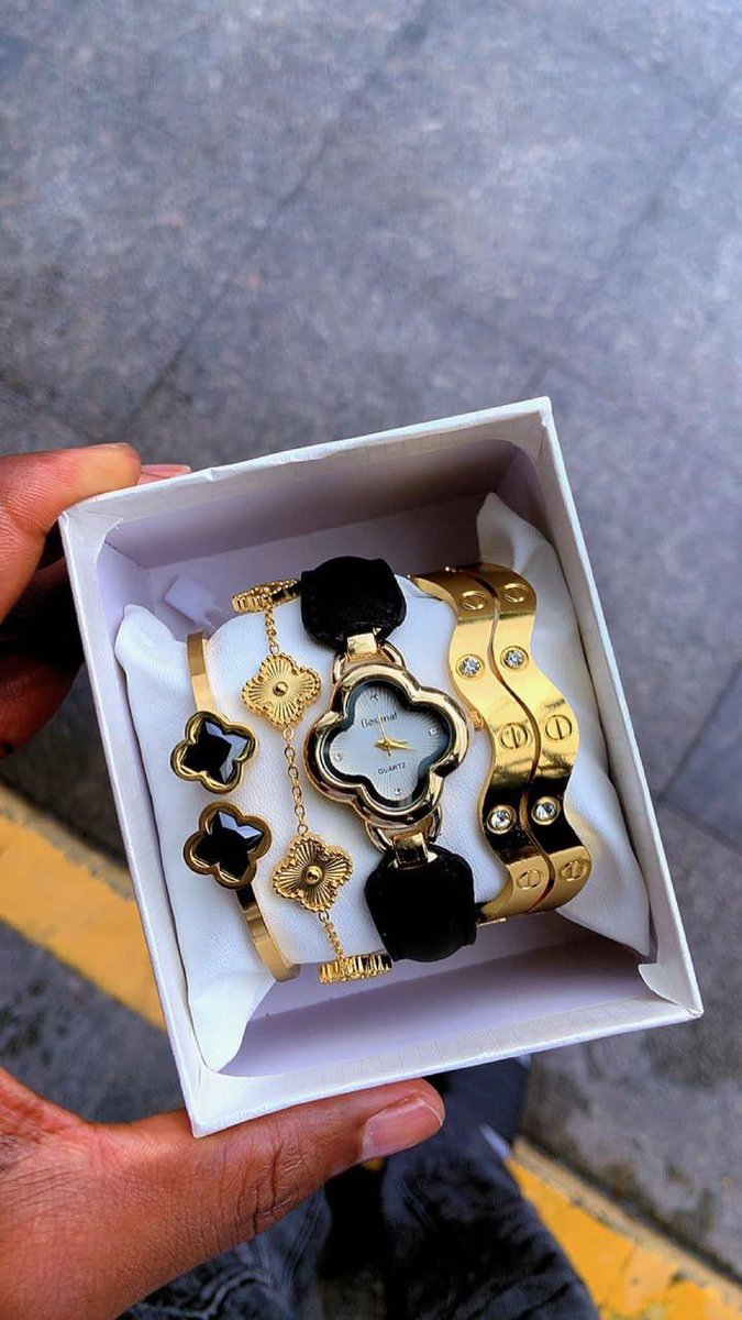 STACEYLUXUbs's tweet photo. Ladies set as seen - N32,500 

Only watch with box - N23,500 https://t.co/eS8wHtaspo