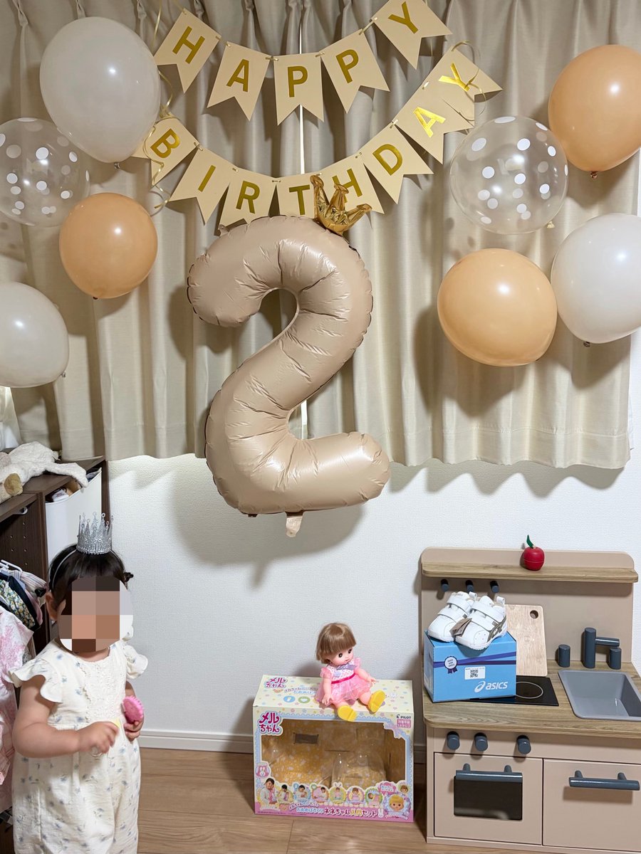artkrb's tweet photo. 週末は娘の2才の誕生日お祝いでした🎂
2の風船を怖がって「2怖い、2ヘビみたい」
と言って近づかなかった😱🐍😭

お喋りがどんどん上手になってて
会話が楽しい〜
これからもすくすく大きくなぁれ✨ https://t.co/OfHRBKUMVZ