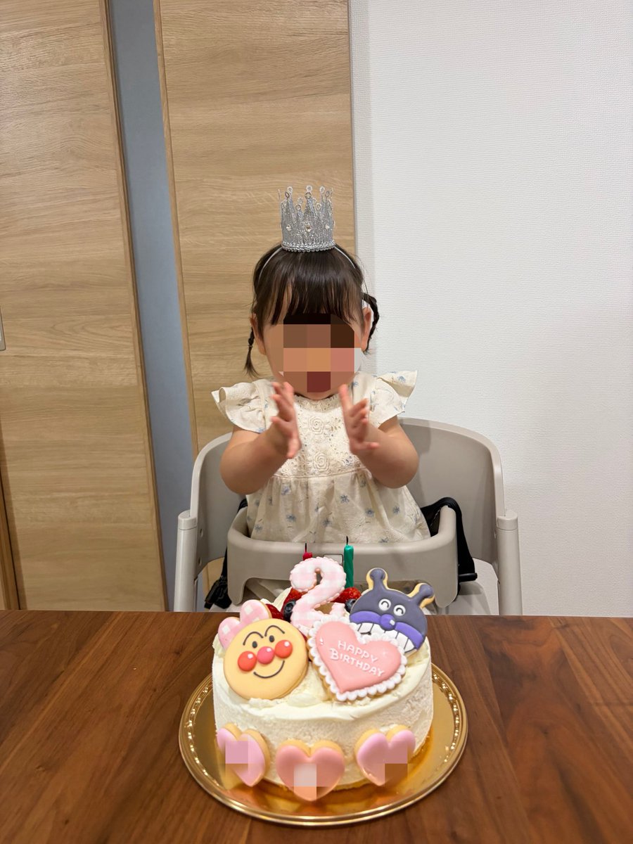 artkrb's tweet photo. 週末は娘の2才の誕生日お祝いでした🎂
2の風船を怖がって「2怖い、2ヘビみたい」
と言って近づかなかった😱🐍😭

お喋りがどんどん上手になってて
会話が楽しい〜
これからもすくすく大きくなぁれ✨ https://t.co/OfHRBKUMVZ