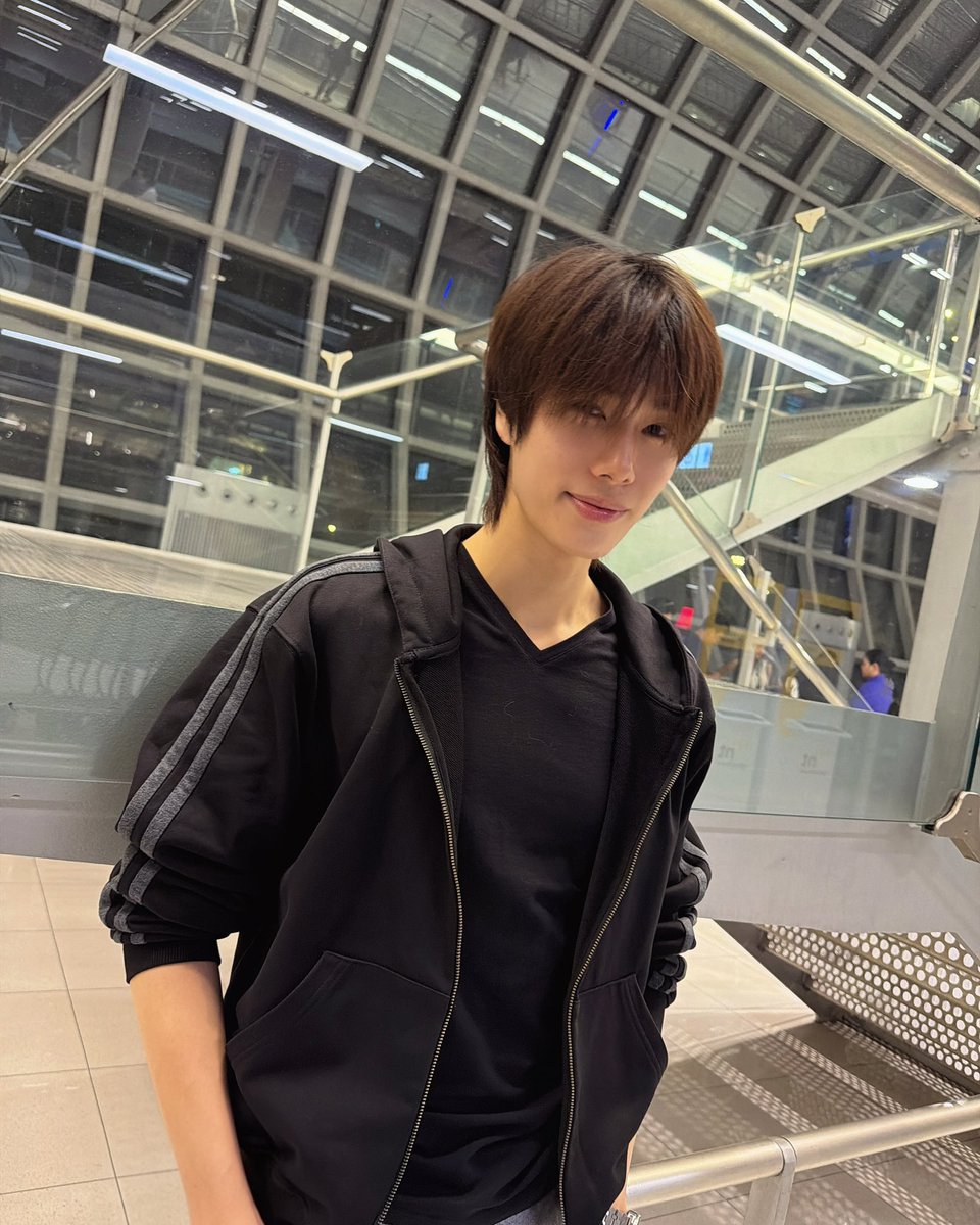 worshipphuwin's tweet photo. นึกว่ามีอะไรติดจอจะปัดทิ้ง อ้อ ขนบนเสื้อภูวิน😹 พ่อแมวแอบเติมฮานะก่อนบินรึเปล่า ใส่เสื้อสีดำเห็นชัดเลย เอ็นดูวววว https://t.co/bEMV2z7rqk