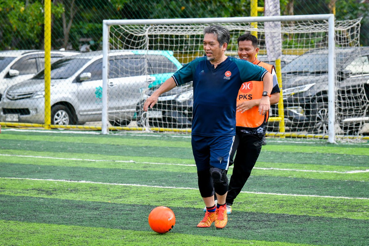 Audreygitadinda's tweet photo. Wuidihh, kirain cuma jago ngurus organisasi, eh ternyata di lapangan bola juga lincah bangeett! ⚽🔥 Salut sama semangatnya yg tetep fit dan aktif. Mantapp pokoknya!
#bangjamil #amy #pks https://t.co/NyvVlOv2ka