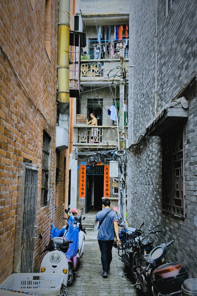 EarleanBomsh's tweet photo. [City streets never fail to hide little gems  This random mid-afternoon shot hit different]， https://t.co/h80MK4y2oH
