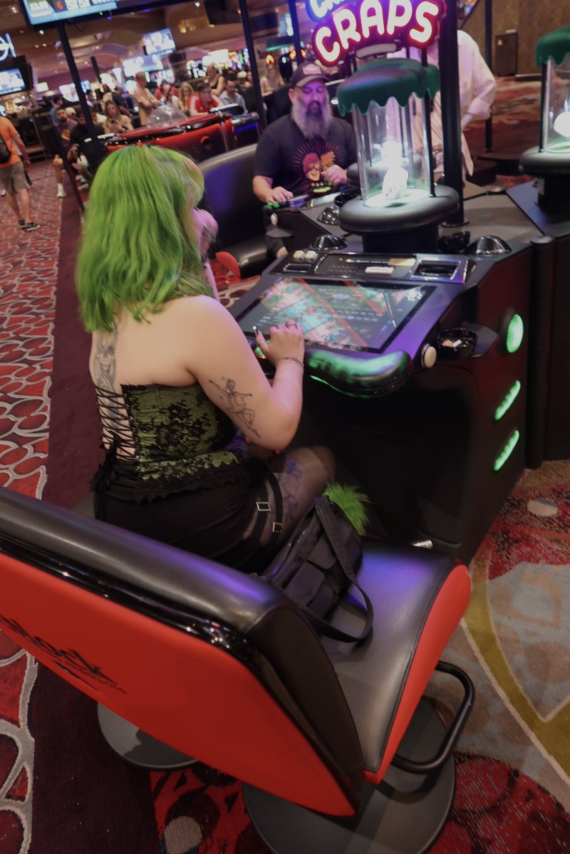 Pykuhlz's tweet photo. back in LA and my eczema is acting up. need to go back to vegas &amp; craps NEOW https://t.co/ug8FWO9YlS