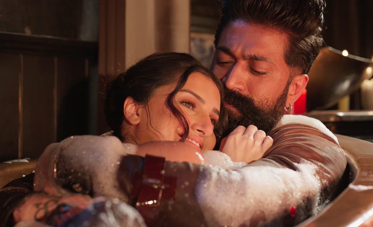 FlickPali's tweet photo. Madhosh Song wallpaper HD 

#toxicthemovie  #Yash  #TaraSutaria #KiaraAdvani  #Wallpaper https://t.co/e6WXjoFWGH