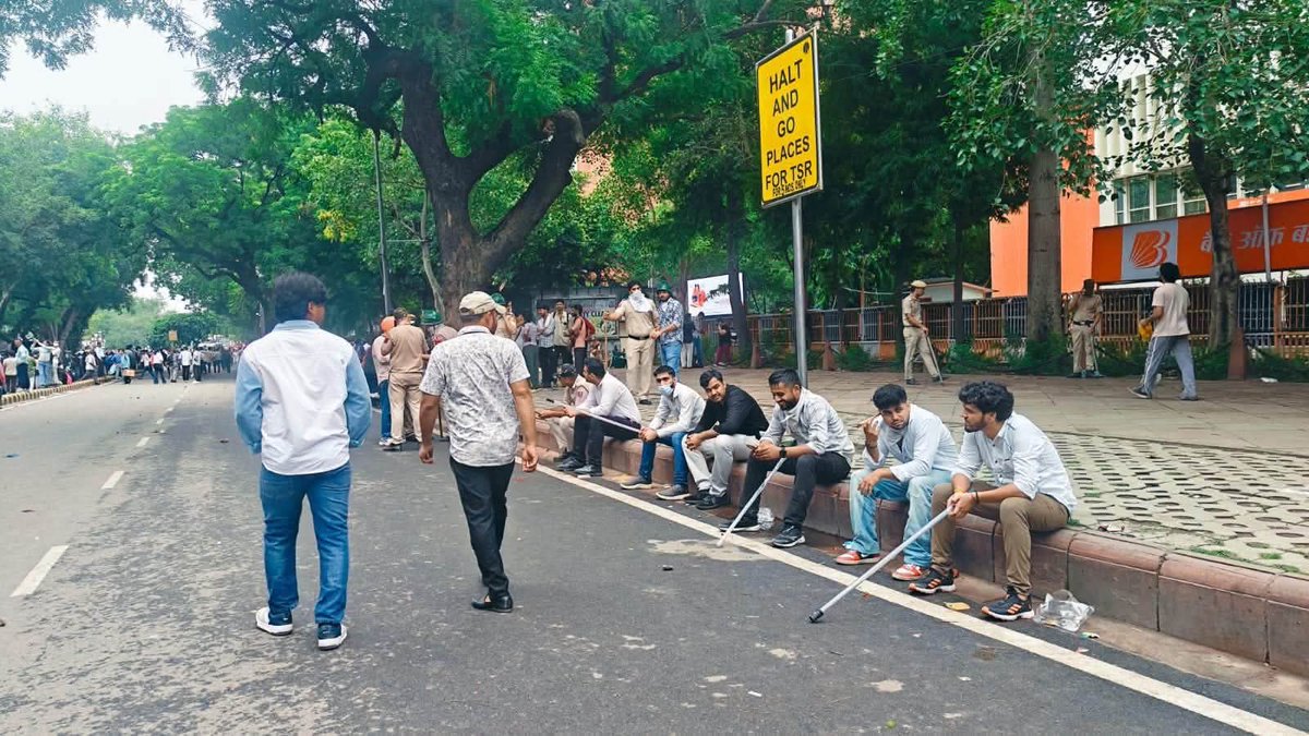 mediacellsp's tweet photo. पुलिस की वर्दी में तथा सादे कपड़ों में पुलिस के साथ में तमाम भाजपाई और आरएसएस के गुंडे कल प्रोटेस्ट में युवाओं को पीट रहे थे

बहन बेटियों के साथ इन भाजपाइयों और संघीयों ने अभद्रता, अश्लीलता की सारी सीमाएं पार कर दी 

युवतियों, बहन बेटियों, मासूम बच्चियों के कपड़े फाड़े गए, उनके यौनांगों को गलत तरीके से टच किया गया, असॉल्ट किया गया, उनके ऊपर अश्लील हमले किए गए और यह सब कुछ भाजपा RSS के निर्देश पर भाजपाइयों और संघीयों ने किया तथा पुलिस ने ऐसे गुंडे बदमाश लोगों का साथ दिया 

चूंकि RSS और भाजपा का असली चोर डकैत चेहरा राम मंदिर चोरी डकैती कांड में उजागर हो चुका है, अब देश की जनता इन गुंडों का ये चेहरा भी देख रही है
