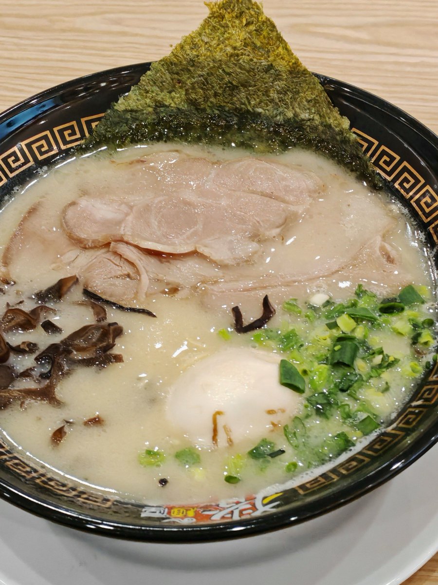 imyour__winter's tweet photo. 11pm, small ramen shop. Steam curling up the bowl, soft light on tired faces. One hot bowl, mends all the unsaid words. https://t.co/g6Ir8YLmG7