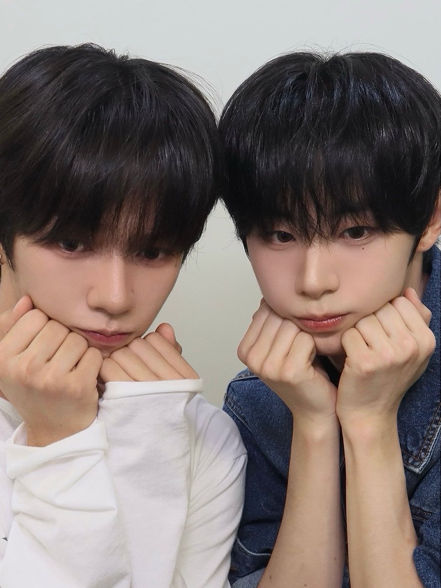 sjwjewelz's tweet photo. shipping aside, i really admire their friendship from ul up until now 🥹

first photo(UL)                      recent photo(AHOF) https://t.co/QujzjBJPWH