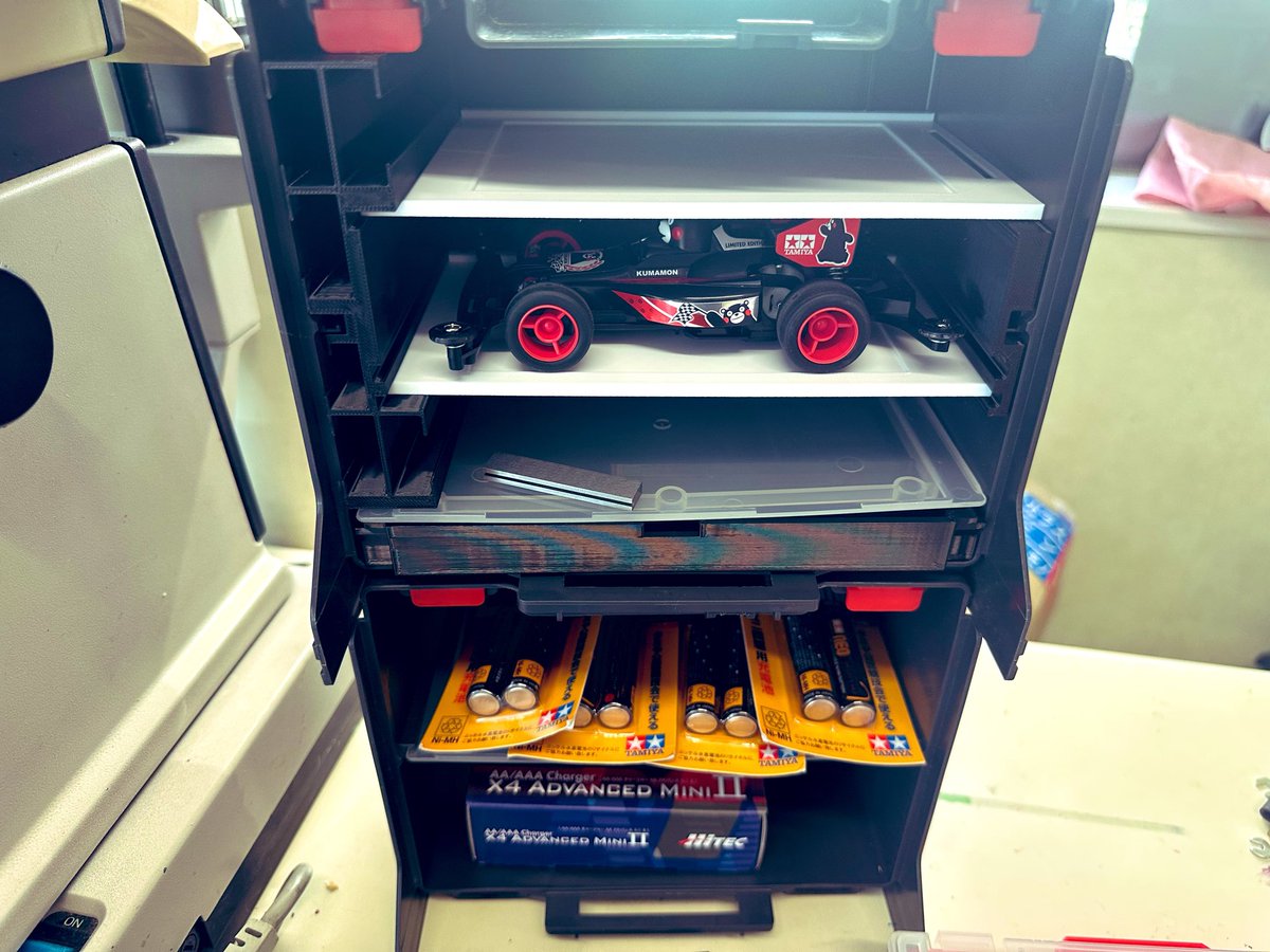 taka_kimura0701's tweet photo. 440-LABOでポータブルピット拡張完了✨
ネオチャンプ🔋
充電器⚡
工具🔧
必要なもんは揃った😊
……でも中はスカスカ🤣
くまモン1台だけVIP待遇です🐻🏎️
そのうち満車になる予定…
たぶん財布が先に空になります😇💸
みんななら次、何買う?😂👇
#ミニ四駆
#タミヤ
#440LABO
#ポータブルピット https://t.co/fhmtQ6HtWP