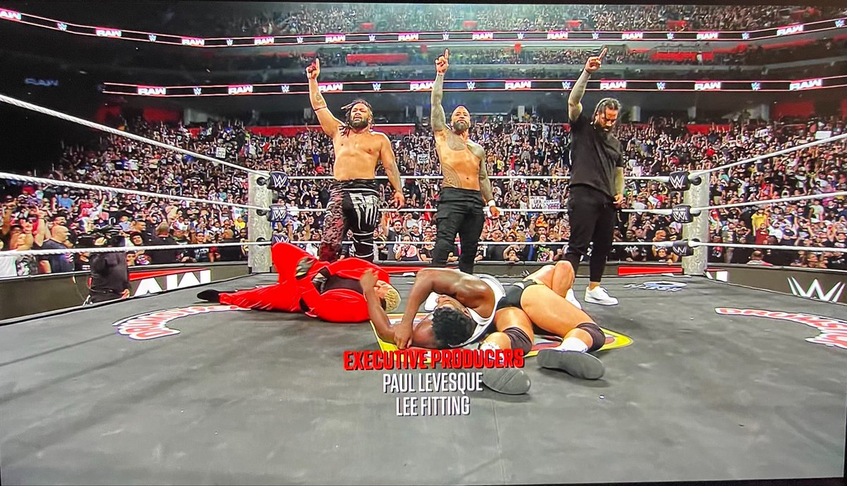 crimsonmanic24's tweet photo. OG Bloodline stands tall closing RAW ☝🏻🩸
@WWEUsos @jacobfatu_wwe
#TheUsos #JimmyUso #JeyUso #JacobFatu #WWERaw https://t.co/UrpZi8sGNd