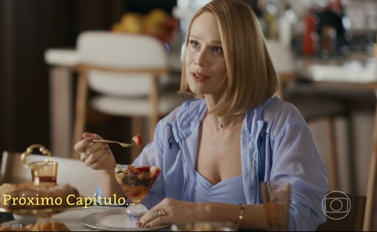 RaianeJesus19's tweet photo. Venderam o enredo de que essa mulher iria ter um caso com o sobrinho do marido e na verdade é a maior cornuda da novela com o marido a traindo com mil e uma mulheres enquanto ela só deu dois beijos no " sobrinho " 🤡🤡🤡

O nome disso é propaganda enganosa! 
#QuemAmaCuida https://t.co/8NIASpo7pL