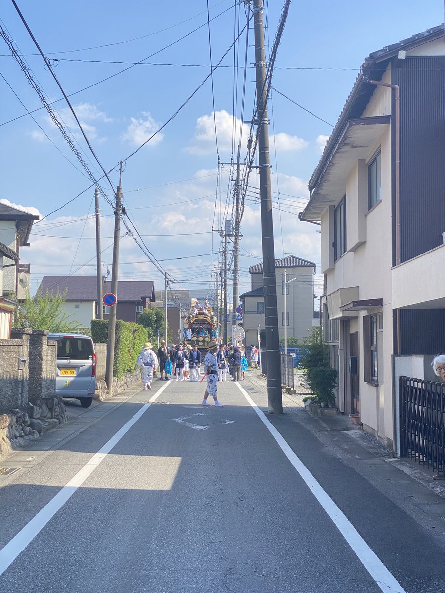 abe529's tweet photo. 町内巡行で初めて見たのが神明町の横断幕
いのクリニックさんの前で山車を転回してまた戻っていきます https://t.co/APtZBewXII