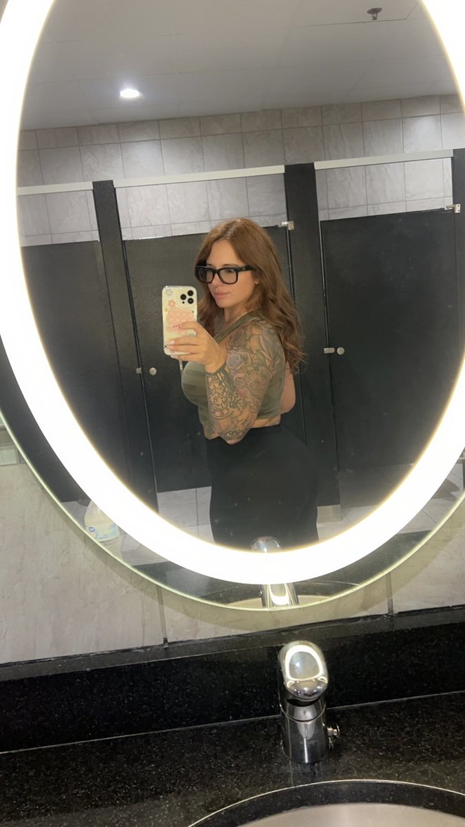 Mogulstylist's tweet photo. Zoned out #inmyzone #gym #motivation #zonedout #glasses https://t.co/3KXqoEY6Iy