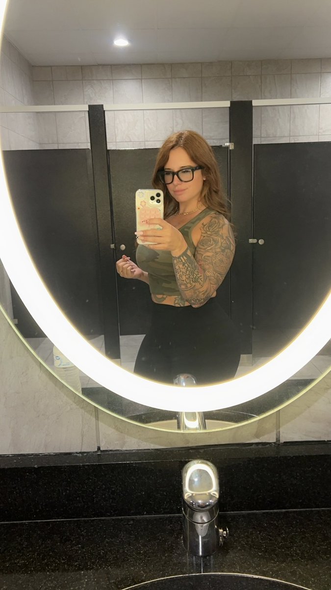 Mogulstylist's tweet photo. Zoned out #inmyzone #gym #motivation #zonedout #glasses https://t.co/3KXqoEY6Iy